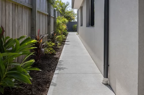 01-side-house-pathway